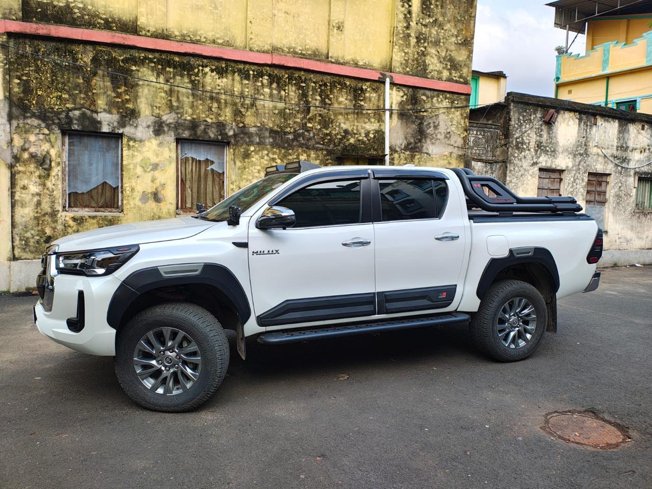 Toyota Hilux ( HIGH AT M1G)